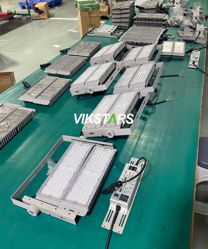 Harga yang baik 100W Modul Lampu Banjir IP65 Waterproof Tinggi Stadion Mast Pencahayaan Reflektor 21